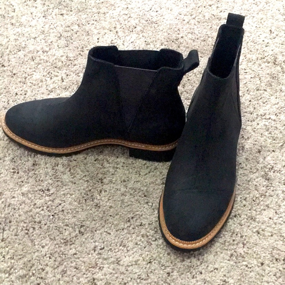 Toms black Dakota boot, size 6